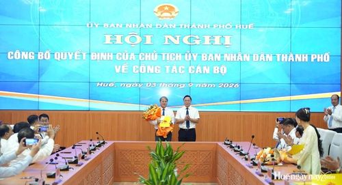 Phó Bí thư Thành ủy, Chủ tịch UBND thành phố Lê Trí Thanh trao quyết định, chúc mừng Phó Chánh Văn phòng UBND thành phố Văn Anh Tuấn.