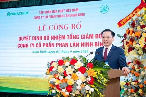 Tổng Giám đốc Vinachem Nguyễn Hữu Tú đề nghị tân Tổng Giám đốc Trần Thắng cùng tập thể lãnh đạo NIFERCO phát huy đoàn kết, ổn định tổ chức, nâng cao hiệu quả sản xuất, kinh doanh