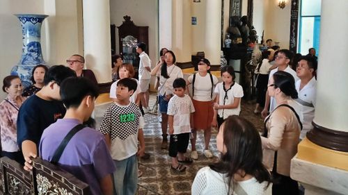 Rất đông du khách trong và ngoài tỉnh Cà Mau đến tham quan và nghe thuyết minh những giai thoại về "Công tử Bạc Liêu" tại phường Bạc Liêu (tỉnh Cà Mau).