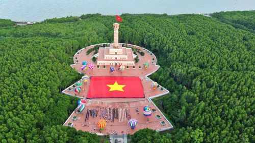 Lá quốc kỳ có diện tích 2.025m² (chiều dài 60m, chiều rộng 33,75m), nặng khoảng 320kg, chế tác trên chất liệu vải siêu bền được xác lập kỷ lục "Lá cờ Tổ quốc bằng vải lớn nhất Việt Nam" từ Tổ chức Kỷ lục Việt Nam (VietKings), diễn ra tại khu du lịch Mũi Cà Mau (xã Đất Mũi, tỉnh Cà Mau) ngày 2/9.