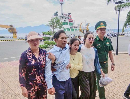 Người thân xúc động khi được đón ông Huỳnh Tuấn trở về.