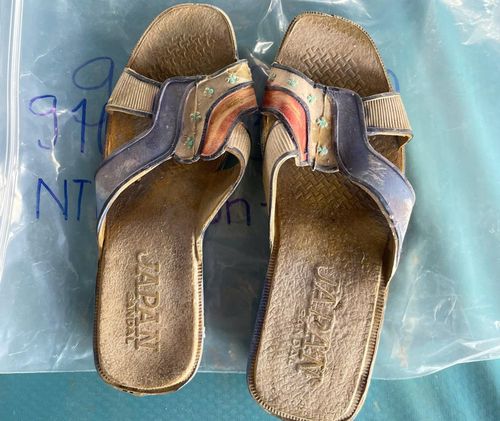 Và bất ngờ phát hiện đôi dép còn khá nguyên vẹn tại phần mộ số 10, hàng 8, khu 3B, Nghĩa trang Hòn Đất, tỉnh An Giang.
