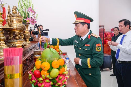 Thiếu tướng Huỳnh Văn Ngon, Ủy viên Ban Thường vụ Đảng ủy, Phó Chính ủy Quân khu 9, Trưởng Ban Chỉ đạo 515 Quân khu 9 thắp hương trước anh linh các liệt sĩ. Ảnh: Phương Vũ