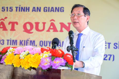 Ông Lê Văn Phước, Tỉnh ủy viên, Phó Chủ tịch UBND tỉnh, Trưởng Ban Chỉ đạo 515 tỉnh An Giang thắp hương trước anh linh các liệt sĩ. Ảnh: Phương Vũ