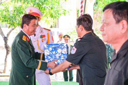 Bộ CHQS tỉnh An Giang tặng quà cho Đội K92, Đội K93. Ảnh: Phương Vũ