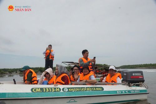 Du khách thích thú trải nghiệm du lịch tại Cà Mau. Ảnh: Vũ Châu