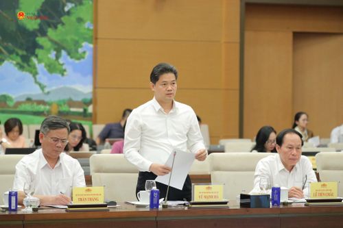 Thứ trưởng Thường trực Bộ Y tế Vũ Mạnh Hà trình bày Tờ trình dự án Luật
