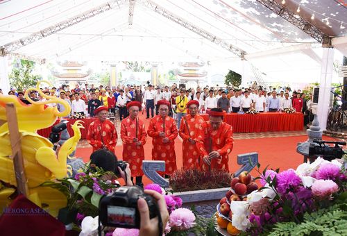 Đại diện các cụ cao niên của địa phương dâng hương tưởng niệm Nguyên phi Hoàng Thái hậu Ỷ Lan. Ảnh: Lâm Hòa/Mekong ASEAN.