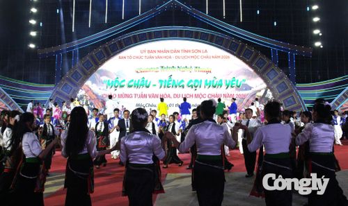 Khép lại chương trình là vòng xòe đoàn kết.