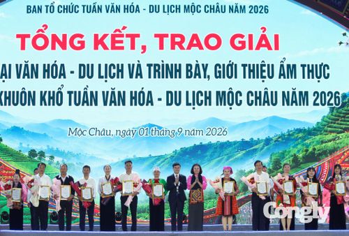 Ban Tổ chức trao giải Khuyến khích thi Trại văn hóa – du lịch và thi Trình bày, giới thiệu ẩm thực dân tộc.