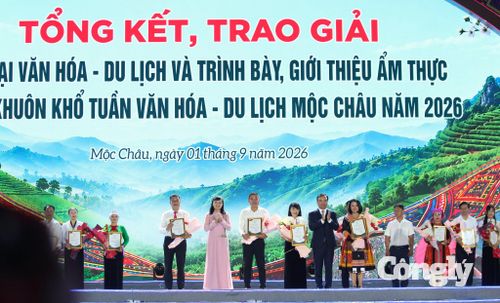 Các đồng chí lãnh đạo tỉnh trao giải Nhì thi trại văn hóa và ẩm thực.