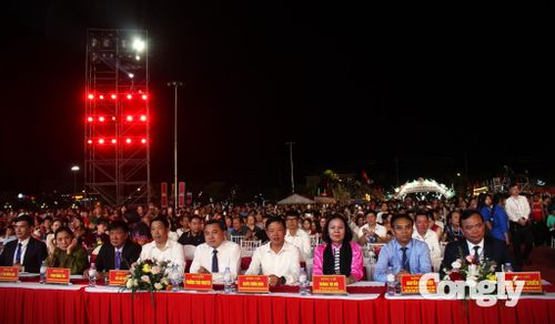 Các đại biểu dự chương trình nghệ thuật.