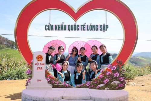 Những ngày này xã Lóng Sập hút du khách.