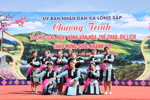 ... Và giao lưu văn nghệ với những tiết mục mang đậm bản sắc văn hóa dân tộc Mông, Thái, Khơ Mú.
