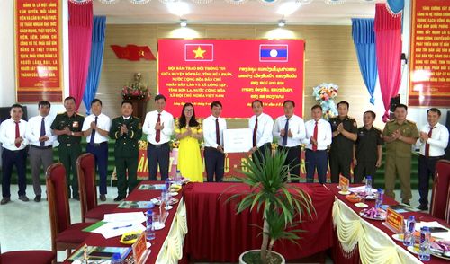 Xã Lóng Sập và huyện Sốp Bâu, tỉnh Hủa Phăn Hội đàm về xúc tiến các hoạt động du lịch qua cửa khẩu.