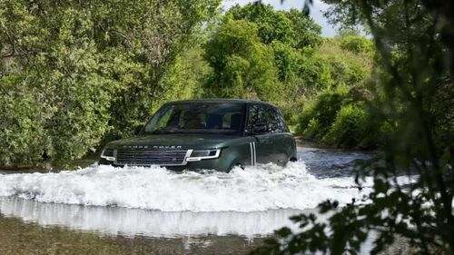 Range Rover Electric lội qua vùng nước trong bài thử nghiệm địa hình. Ảnh: Range Rover
