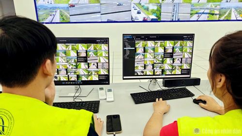 Cán bộ CSGT cùng nhân viên của Trung tâm điều hành cao tốc Mai Sơn – Quốc lộ 45 theo dõi dữ liệu camera gửi về.