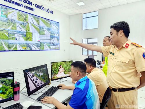 Thượng tá Nguyễn Mạnh Thắng theo dõi tình hình giao thông trên tuyến cao tốc Pháp Vân - Cầu Giẽ - Cao Bồ - Mai Sơn - Quốc lộ 45