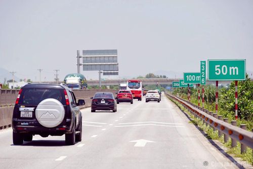 Các phương tiện di chuyển với khoảng cách an toàn trên cao tốc.