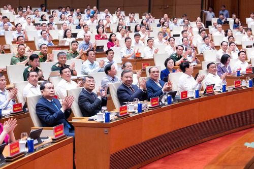 Tổng Bí thư, Chủ tịch nước Tô Lâm, các đồng chí lãnh đạo Đảng, Nhà nước, nguyên lãnh đạo Đảng, Nhà nước và các đại biểu dự hội nghị.
