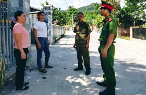 Lực lượng Công an xã Thượng Đức chung vui cùng bà con nhân dân tổ 6, thôn Đại Hưng khi tuyến đường trong khu dân cư đã được nâng cấp, mở rộng.