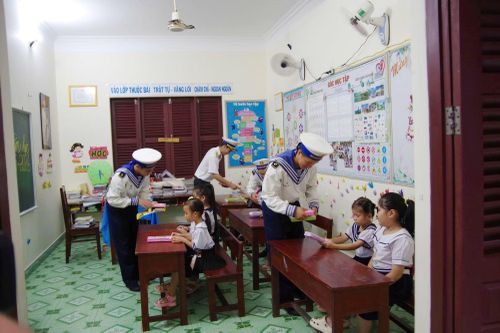 Cán bộ, chiến sĩ Đảo Trường Sa tặng tập vở, bút mực cho học sinh.