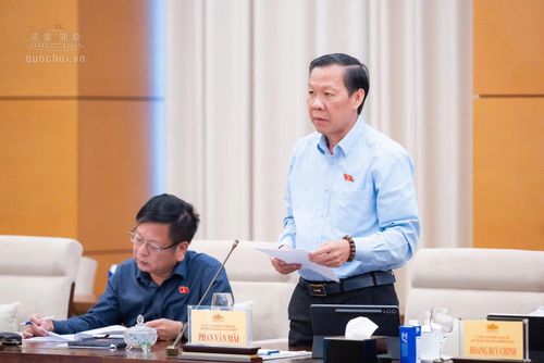 Chủ nhiệm Ủy ban Kinh tế và Tài chính Phan Văn Mãi Trình bày tóm tắt báo cáo thẩm tra các dự án Luật.
