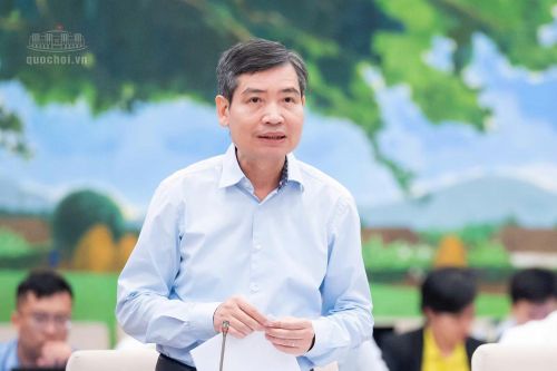 Thứ trưởng Bộ Tài chính Tạ Anh Tuấn tóm tắt tờ trình các dự án Luật.