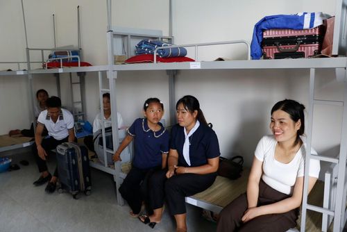 Niềm vui của học sinh và phụ huynh khi nhận phòng ở nội trú.