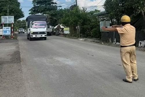 Đội CSGT số 1, Phòng CSGT Công an TP Hồ Chí Minh tăng cường kiểm tra, xử lý hành vi chuyển hướng không có tín hiệu với các phương tiện lưu thông trên đường.