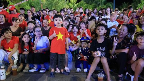 Đông đảo nhân dân đến xem và cổ vũ chương trình.