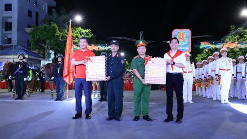 Bí thư Tỉnh ủy Lạng Sơn Hoàng Quốc Khánh và Chủ tịch UBND tỉnh Lạng Sơn Nguyễn Cảnh Toàn tặng quà Đoàn Quân nhạc và Đoàn Kỵ binh.