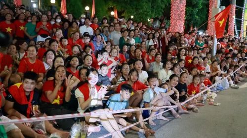 Người dân Xứ Lạng đông nghẹt hai bên đường để chiêm ngưỡng màn biểu diễn Đoàn Quân nhạc, Đoàn Kỵ binh CAND tại Không gian văn hóa đường Hùng Vương, tỉnh Lạng Sơn.