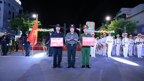 Đại tá Vũ Thanh Tùng, Giám đốc Công an tỉnh Lạng Sơn tặng quà Đoàn Quân nhạc CAND và Đoàn Kỵ binh CAND.