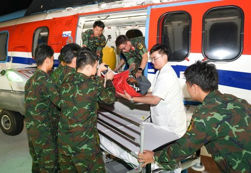 Trực thăng hạ cánh an toàn xuống bãi đáp Tòa nhà Đa khoa 1.000 giường Bệnh viện Quân y 175 và đưa vào Khoa cấp cứu điều trị.