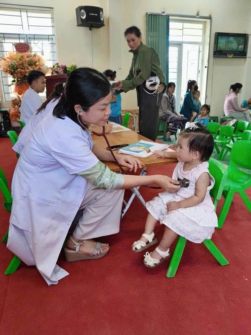 Kiểm tra sức khỏe cho các cháu trước thềm năm học mới. 