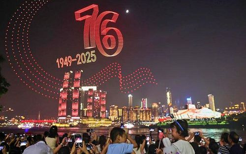 Người dân và khách du lịch xem màn trình diễn ánh sáng bằng máy bay không người lái tại quận Nam An, thành phố Trùng Khánh, dịp Tuần lễ vàng Quốc khánh Trung Quốc ngày 1/10/2025. Ảnh: Xinhua/Huang Wei