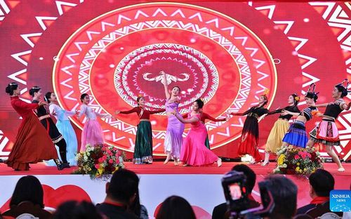Các nghệ sĩ Thái Lan trình diễn tại trung tâm mua sắm Siam Paragon ở Bangkok ngày 14/2/2026, chào đón khách du lịch, bao gồm cả khách Trung Quốc. Ảnh: Xinhua/Sun Weitong