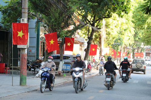 Trên từng góc phố, những lá cờ đỏ sao vàng tung bay trong gió, tạo nên sắc màu rực rỡ và trang nghiêm. Mỗi lá cờ như một lời nhắc nhớ về những giá trị thiêng liêng của độc lập, tự do và niềm tự hào dân tộc.