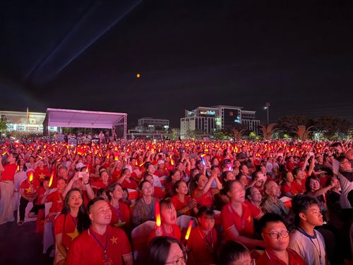 Đêm concert “Cao Bằng - Non nước ngàn năm” mang đến những tiết mục nghệ thuật đặc sắc, kết nối âm nhạc với vẻ đẹp văn hóa, lịch sử và con người Cao Bằng.