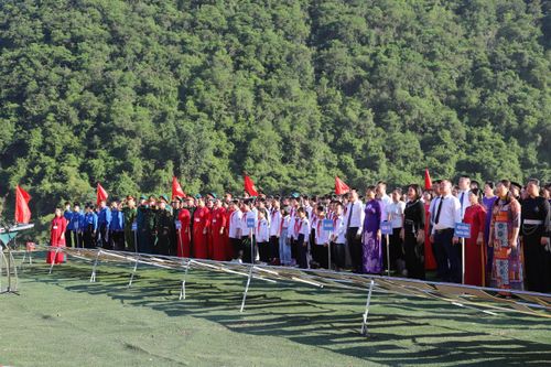 Sáng 2/9, tại các trường học nội trú liên cấp trên địa bàn tỉnh, chương trình chào cờ được tổ chức trang trọng. Trong sắc đỏ của cờ Tổ quốc, các em học sinh cùng hướng về lá cờ thiêng liêng, hát Quốc ca và cảm nhận sâu sắc hơn ý nghĩa của ngày Quốc khánh - một bài học về lịch sử, lòng tự hào và trách nhiệm đối với quê hương, đất nước.