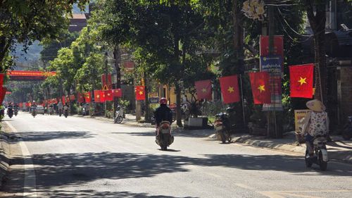 Tại xã Trường Hà, cờ Tổ quốc cũng hiện diện trên các tuyến đường, trước mỗi nhà dân. Sắc đỏ trải dài theo những cung đường quê, góp phần tạo nên không khí phấn khởi, tự hào trong ngày hội lớn của đất nước.