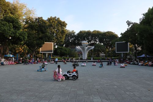 Vườn hoa trung tâm trở thành điểm đến quen thuộc của nhiều gia đình. Cha mẹ đưa con nhỏ đi dạo, vui chơi, cùng lưu giữ những khoảnh khắc bình dị bên người thân trong không khí rộn ràng của ngày Quốc khánh.