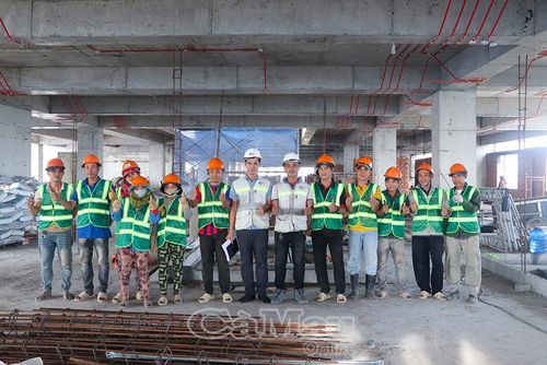 Ông Đặng Xuân Hiệp, Chỉ huy công trường Tổng Công ty 319 - Bộ Quốc phòng (thứ bày từ phải sang), trực tiếp kiểm tra kỹ thuật, đôn đốc công việc và động viên người lao động tại công trường.