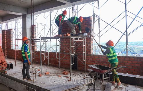Công nhân Tổng Công ty 319 - Bộ Quốc phòng khẩn trương thi công khối nhà B2 và B3, quyết tâm hoàn thành phần xây thô theo kế hoạch.