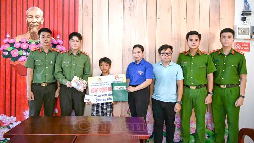 Cán bộ các phòng nghiệp vụ trực thuộc Công an tỉnh trao học bổng 4 triệu đồng cho em Lưu Trí Vỹ, học sinh lớp 5, Trường Tiểu học Phan Đình Phùng, xã Hoà Bình, có hoàn cảnh khó khăn.