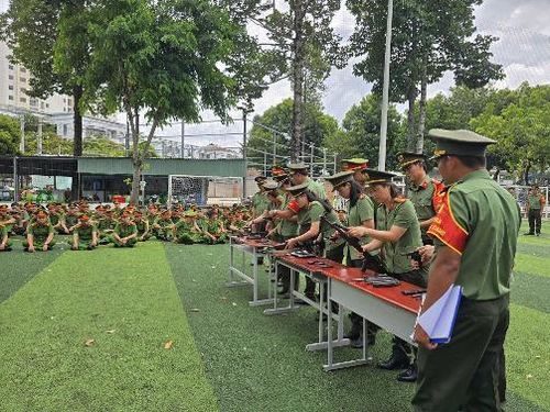 Công an phường Đông Hưng Thuận thực hành các nội dung về chấp hành điều lệnh, quân sự, võ thuật