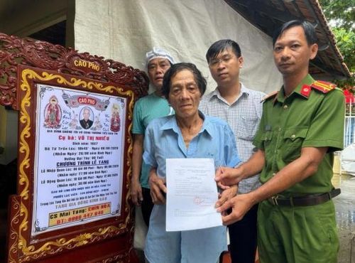 Trung tá Lê Thanh Tuấn - CSKV Khu phố 5 trao tận tay kết quả xóa tử cho gia đình có người thân mới mất