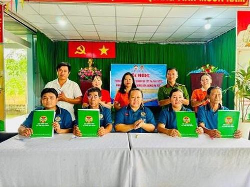 Hội Nông dân xã Phú Hòa Đông ký kết xây dựng "Chi hội Nông dân không ma túy" với các chi hội trong khu vực