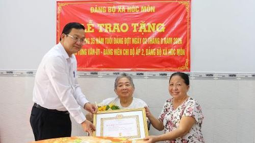 Đảng ủy xã Hóc Môn đến trao tặng Huy hiệu Đảng tại nhà cho các đảng viên cao tuổi, có hoàn cảnh đặc biệt trên địa bàn xã